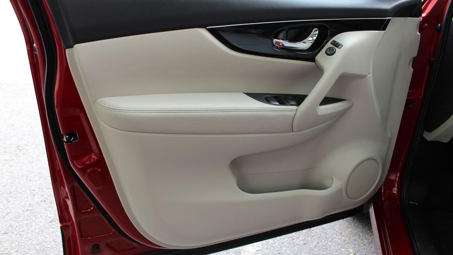 Детали интерьера Nissan Rogue Sport 2017 года  (фото 37 из 71)